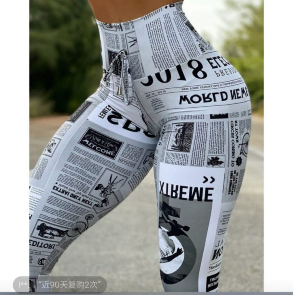 Леггинсы с газетным принтом