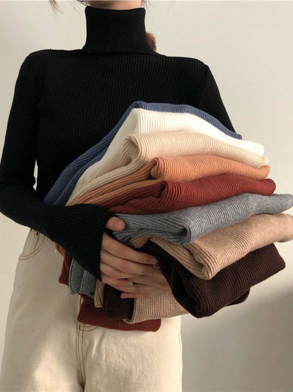 Женский облегающий свитер с высоким воротником — идеален для осенне-зимнего сезона, обеспечивая тепло и комфорт.
