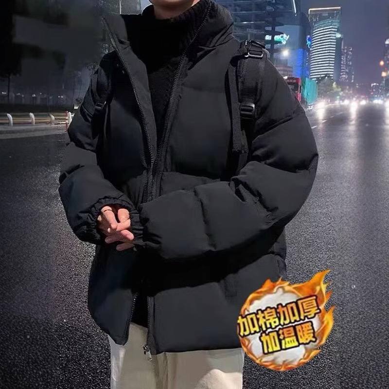 Мужская зимняя утеплённая куртка-пуховик с высоким воротником, свободного кроя. Стильная, тёплая и удобная — идеально подходит для холодной погоды.