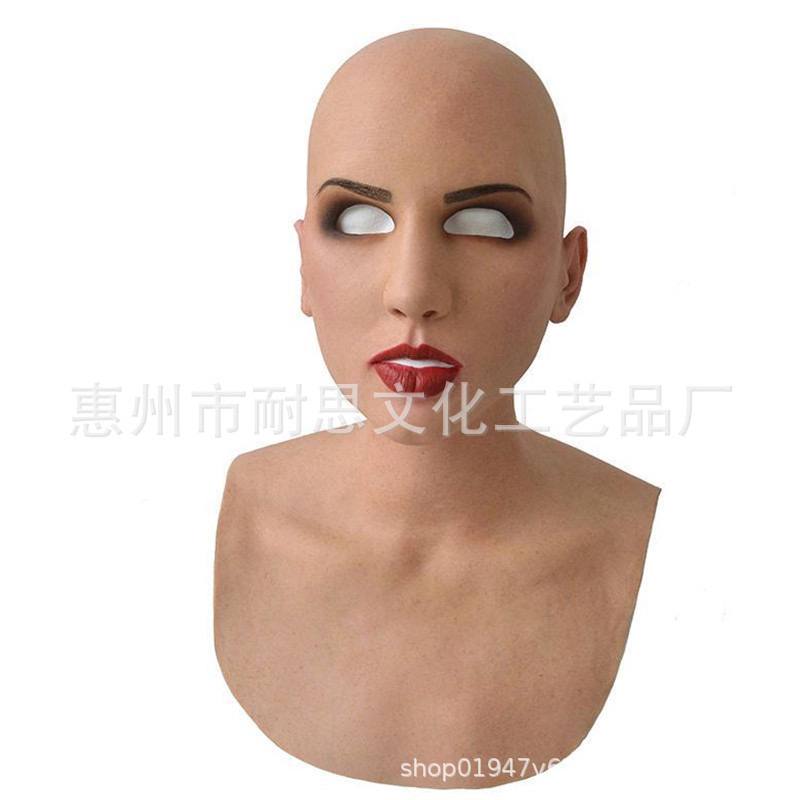 Латексная маска в виде женского лица с тёмным оттенком кожи и выразительными чертами. Подходит для выступлений, съёмок и костюмированных мероприятий.