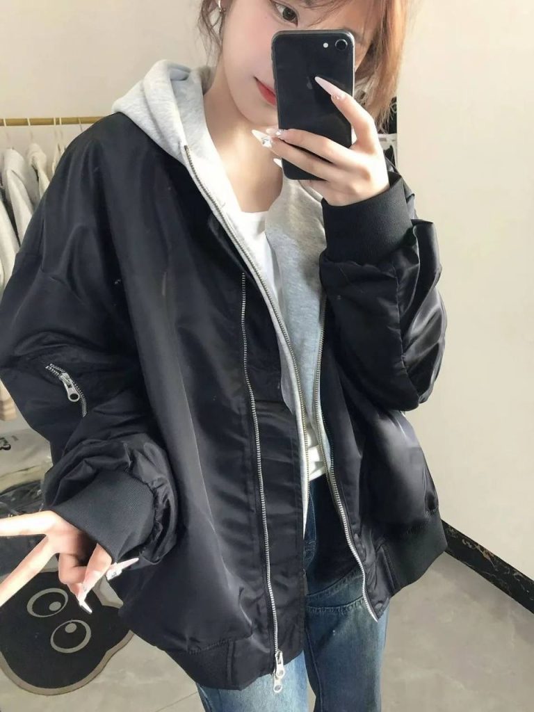 Женская чёрная утеплённая бомбер‑куртка в ретро‑американском стиле, с плотной подкладкой, свободным фасоном и универсальным дизайном — отличный выбор для повседневной зимней носки.