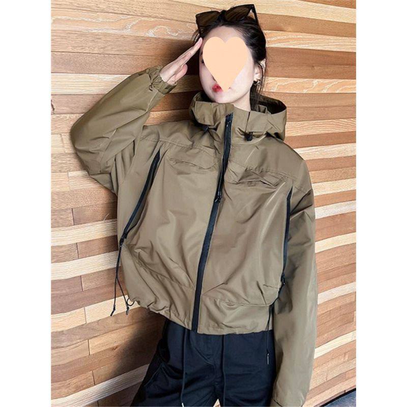 Женская короткая ветровка с капюшоном. Свободный крой, модный дизайн, удобна для повседневной носки.