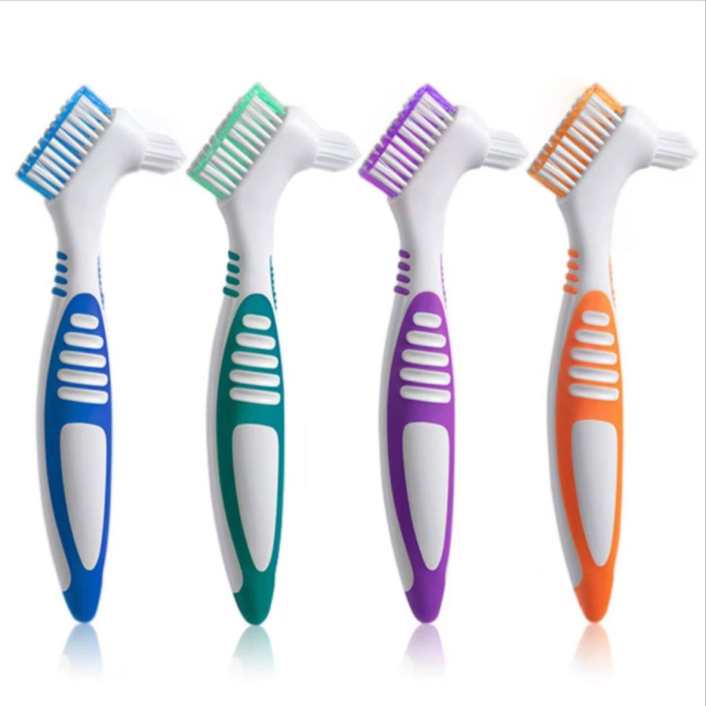 Цветные стоматологические щётки для чистки зубных протезов. Эффективны для ухода и поддержания гигиены.