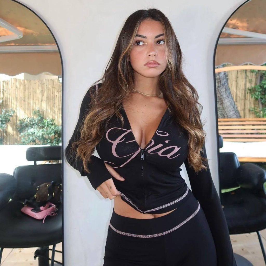 Образ 'горячей штучки' — комплект из двух предметов: брюки с низкой посадкой и топ с перевёрнутым дизайном, с буквенным принтом