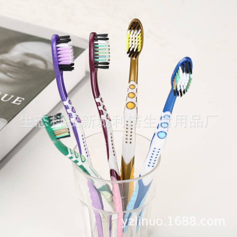 Зубная щётка для взрослых с мягкой щетиной, в индивидуальной упаковке.