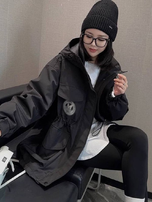 Женская ветровка: капюшон, свободный крой, подходит для миниатюрных и plus-size фигур, универсальна и практична.